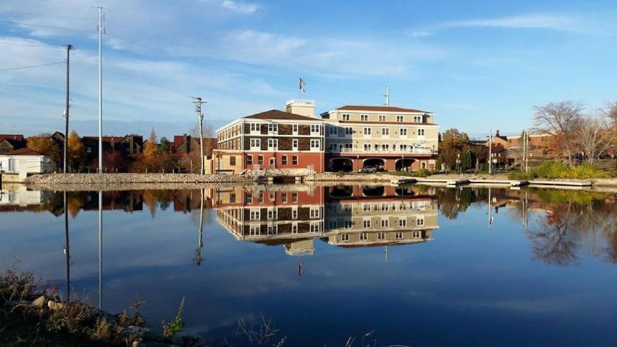 Nuk'S Executive Suites De Pere Zewnętrze zdjęcie